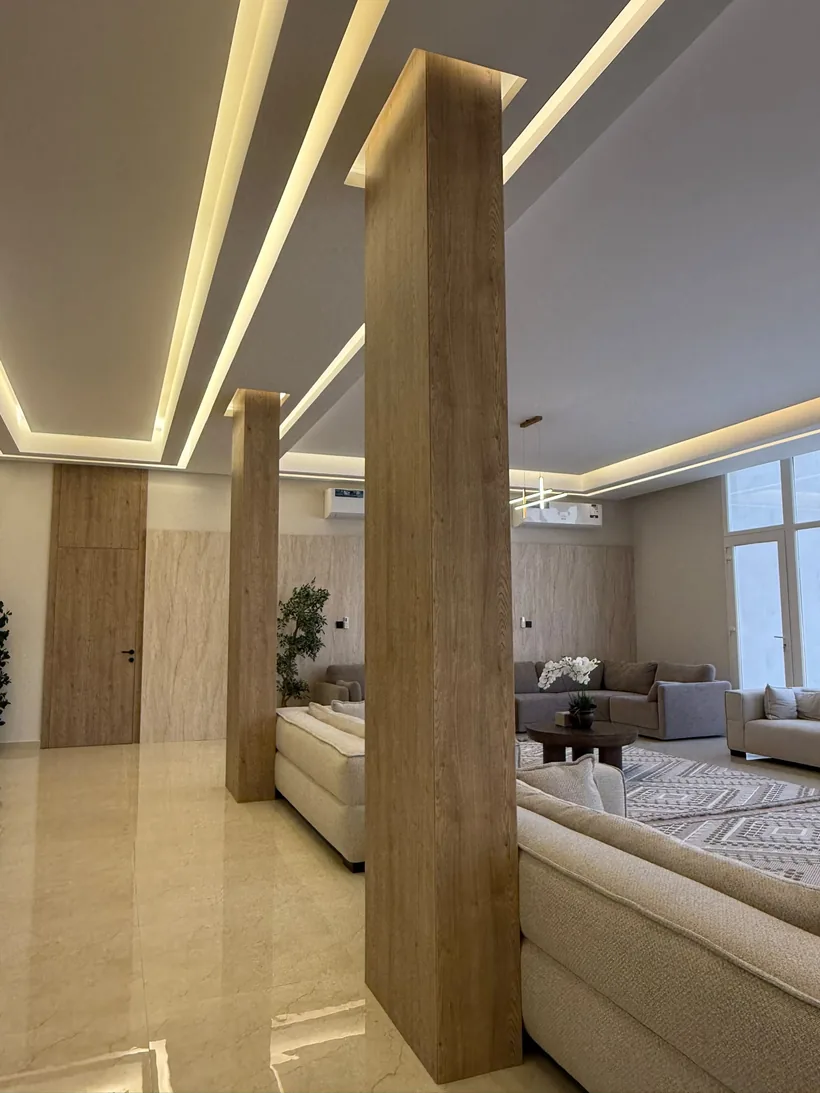 Living room with wood-clad columns and cove lighting